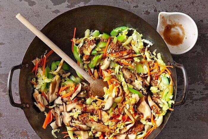 Savory sauce coating vegetables for shrimp mei fun