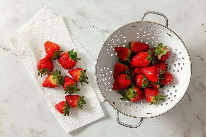 Fresh strawberries drying before making tanghulu